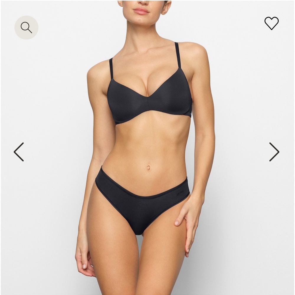 SKIMS WIRELESS FORM PUSH-UP PLUNGE BRA